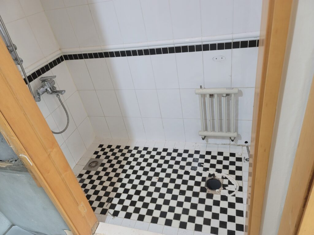 파주아파트 내부철거 및 화장실 철거 시공사례-운정지구 해솔아파트 4 아파트 욕실 타일 철거 작업 현장