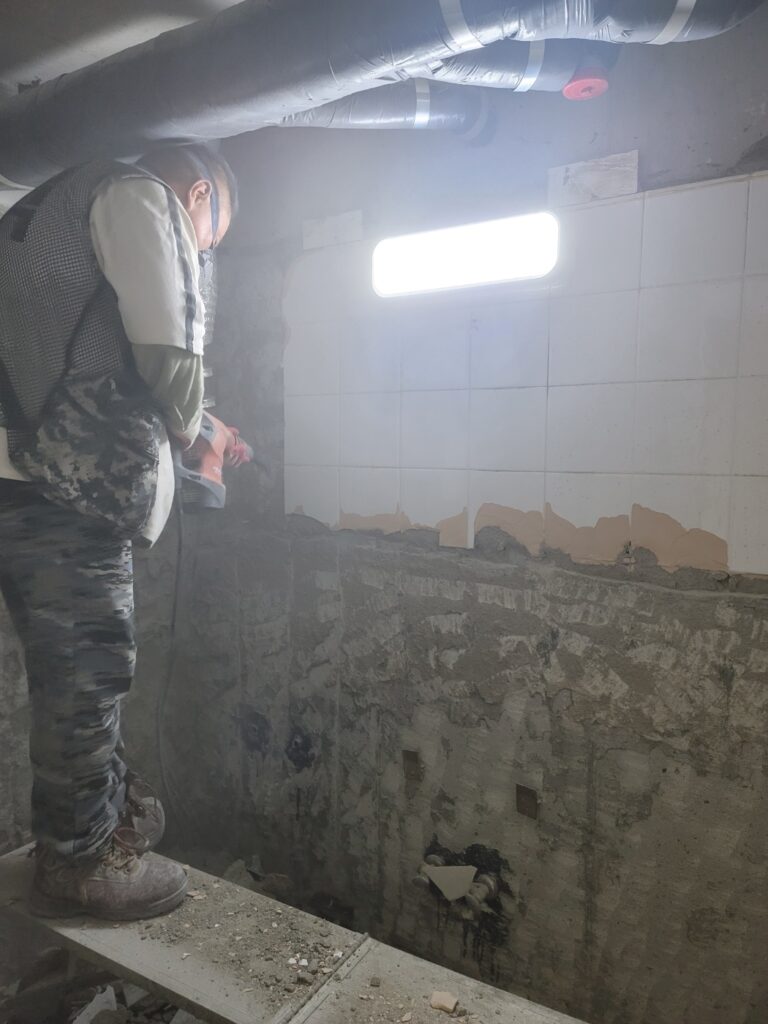 파주아파트 내부철거 및 화장실 철거 시공사례-운정지구 해솔아파트 6 아파트 욕실 타일 철거 작업 현장