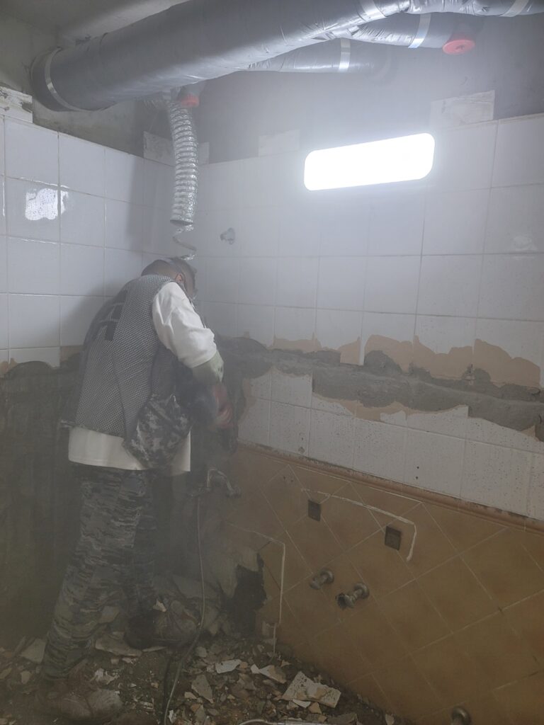 파주아파트 내부철거 및 화장실 철거 시공사례-운정지구 해솔아파트 5 아파트 욕실 타일 철거 작업 현장